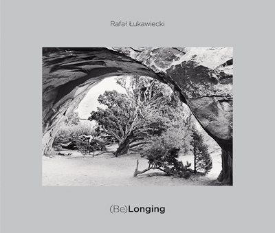 Okładka albumu fotograﬁcznego „(Be)Longing” Rafała Łukawieckiego