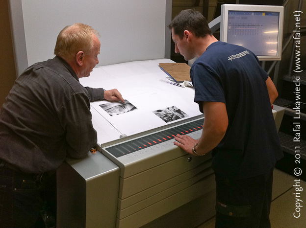Janusz Moskiewicz, Chief of Production (left) Suggests Ink Delivery Adjustments to Paweł Dziurdzia, Print Supervisor (right)